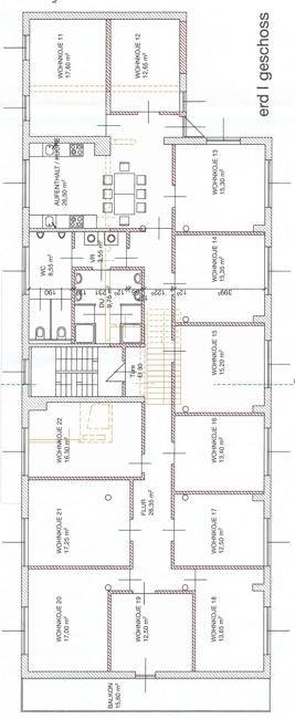 Grundriss des Erdgeschosses mit mehreren Wohneinheiten, Gemeinschaftsküche und Balkonzugang.