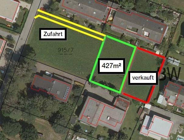 Katasterplan mit Grundstücksgrenzen, Zufahrt und markiertem Verkaufsbereich des Baugrundstücks.
