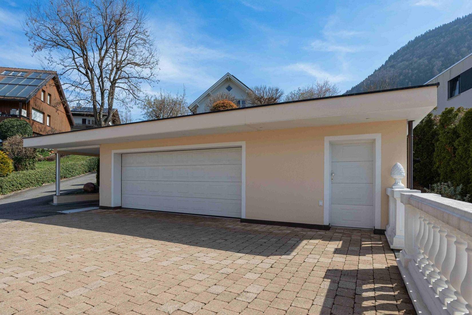 Geräumige Doppelgarage mit gepflasterter Auffahrt und separatem Eingang.