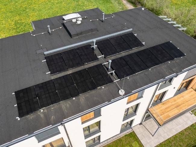 Flachdach des Gebäudes mit installierten Photovoltaik-Modulen zur Energiegewinnung.