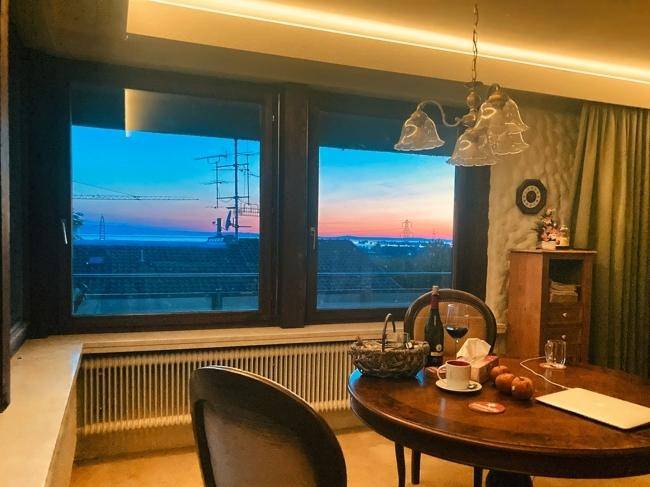 Essbereich mit Panoramablick auf den See und die Umgebung, ideal für Abendessen mit Aussicht.