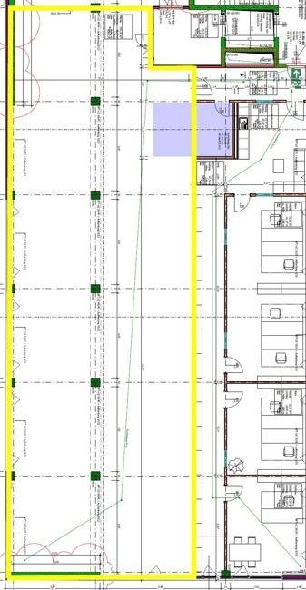 Detaillierter Grundrissplan eines großen Gewerbebereichs mit Büros und Lagerflächen.