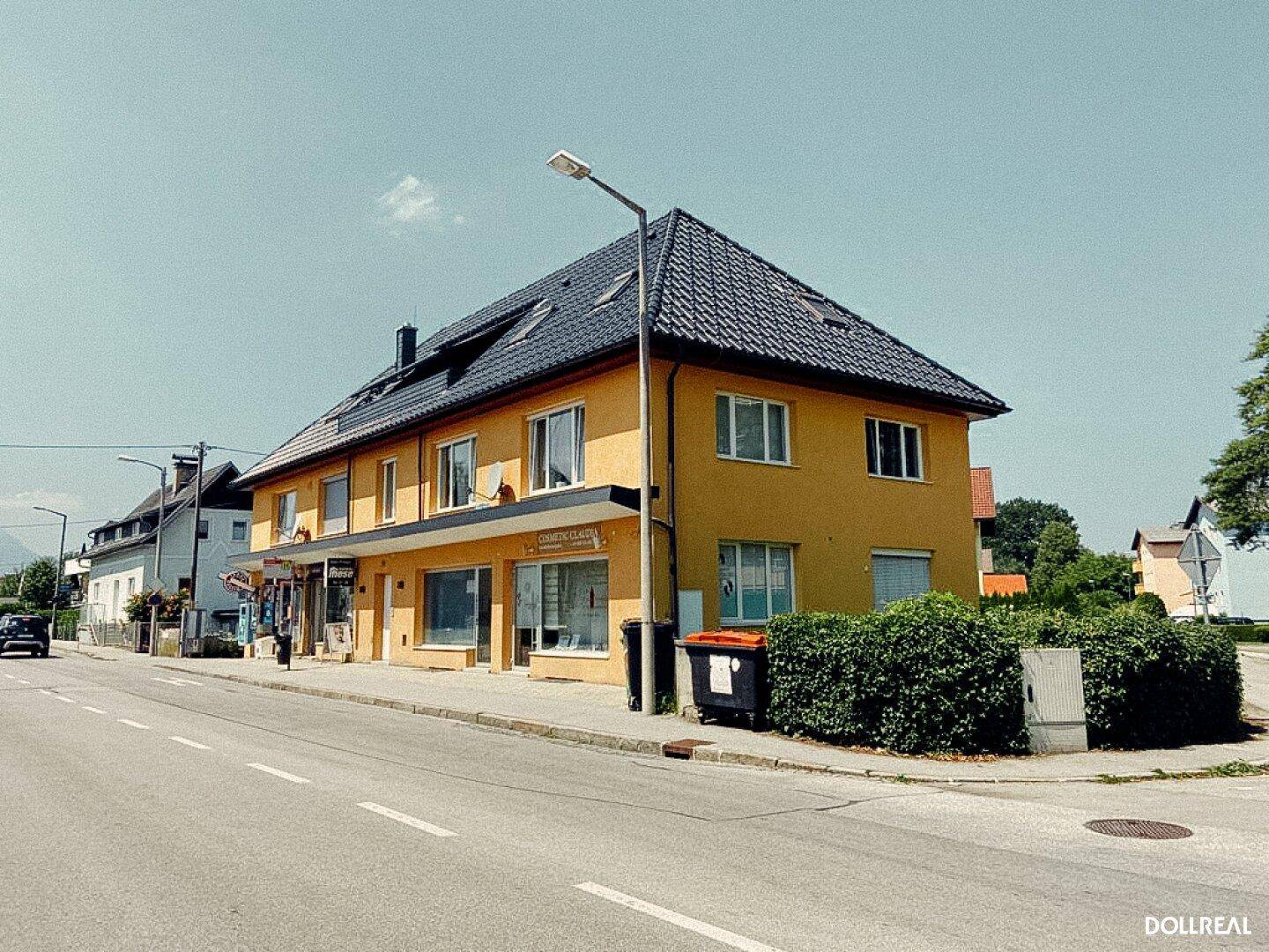 Südost-Ansicht mit Hauseingang: Eckwohnung im 1. OG rechts.