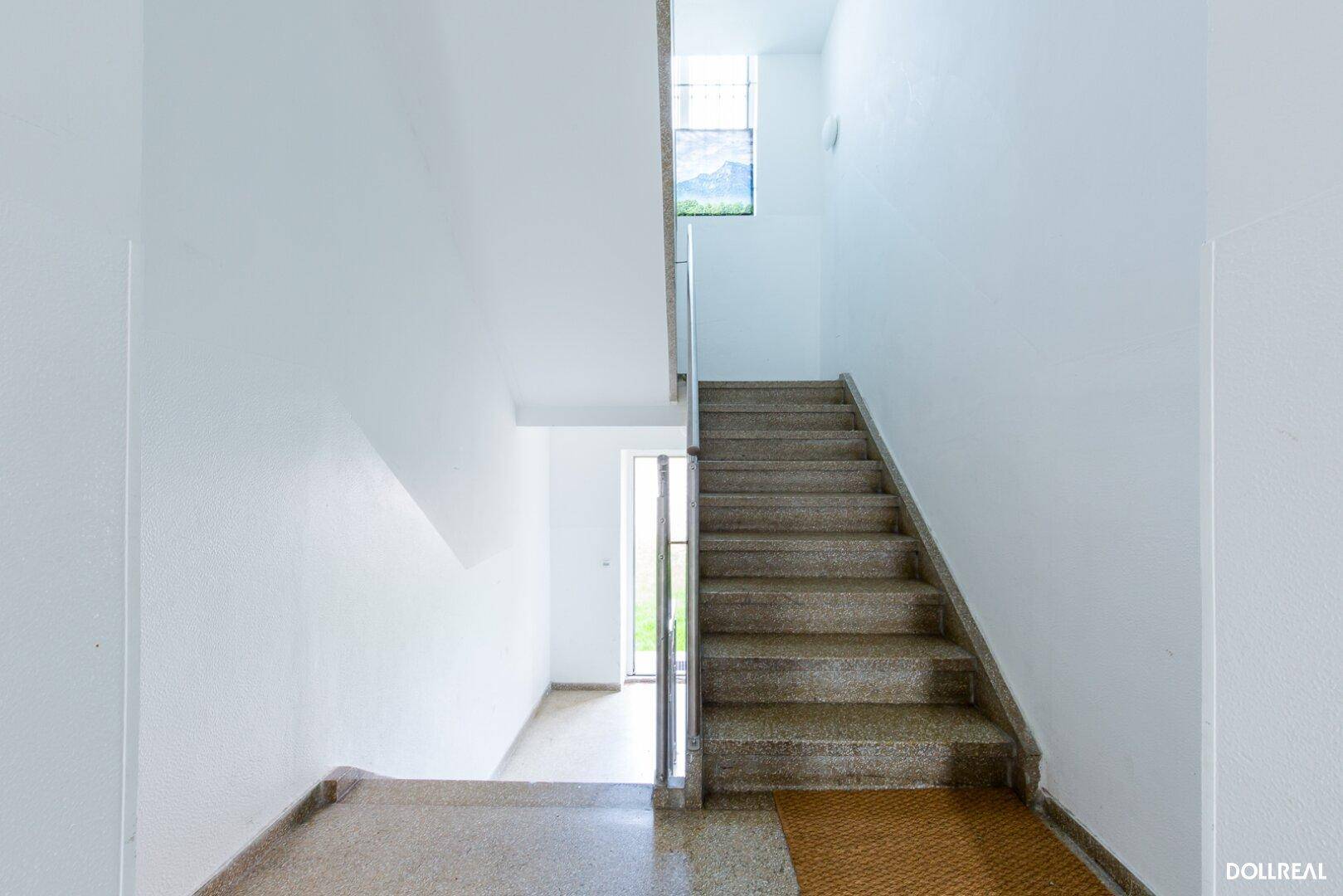 Stiegenhaus, links Gartenzugang