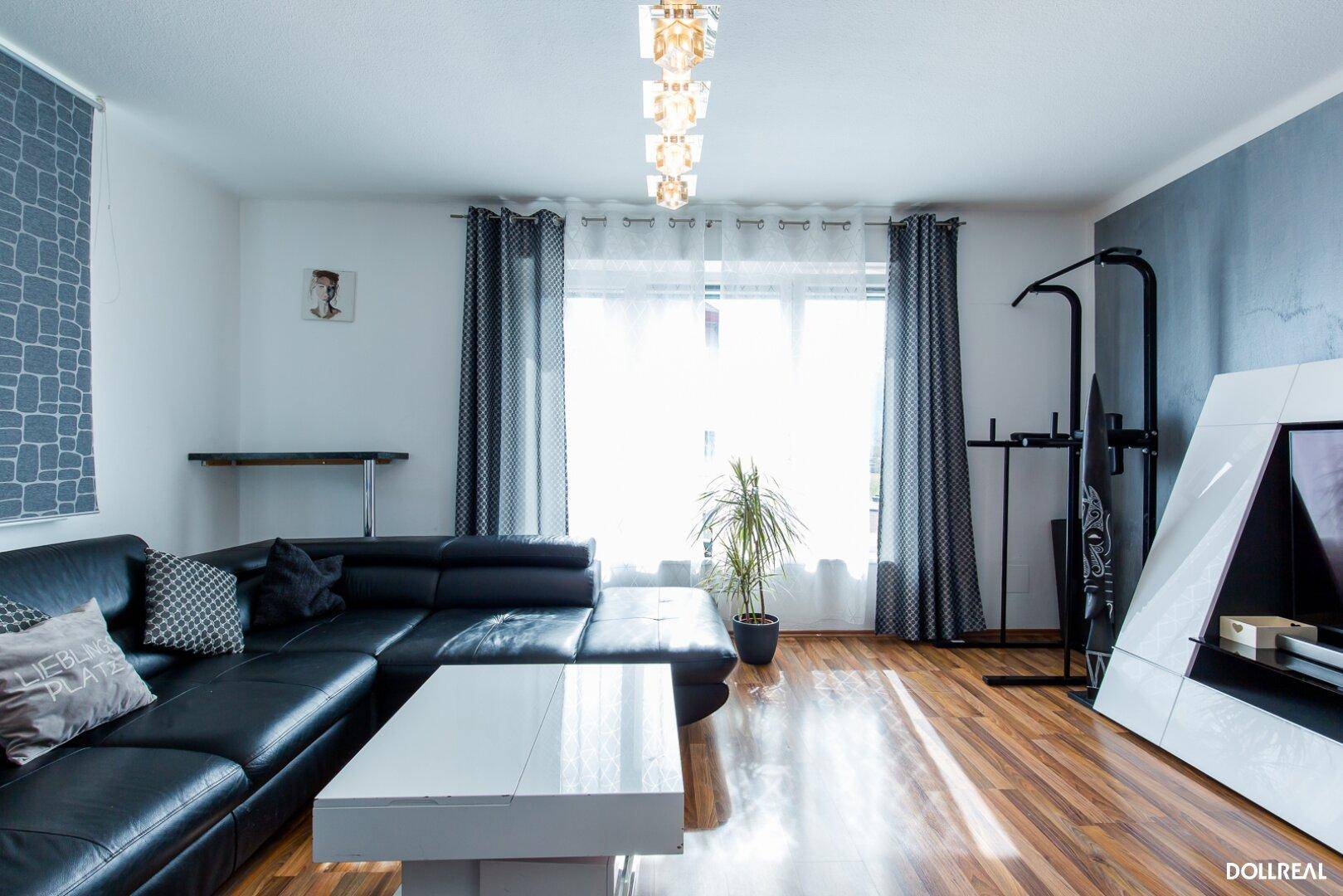 helles Wohnzimmer mit 2-seitiger Belichtung