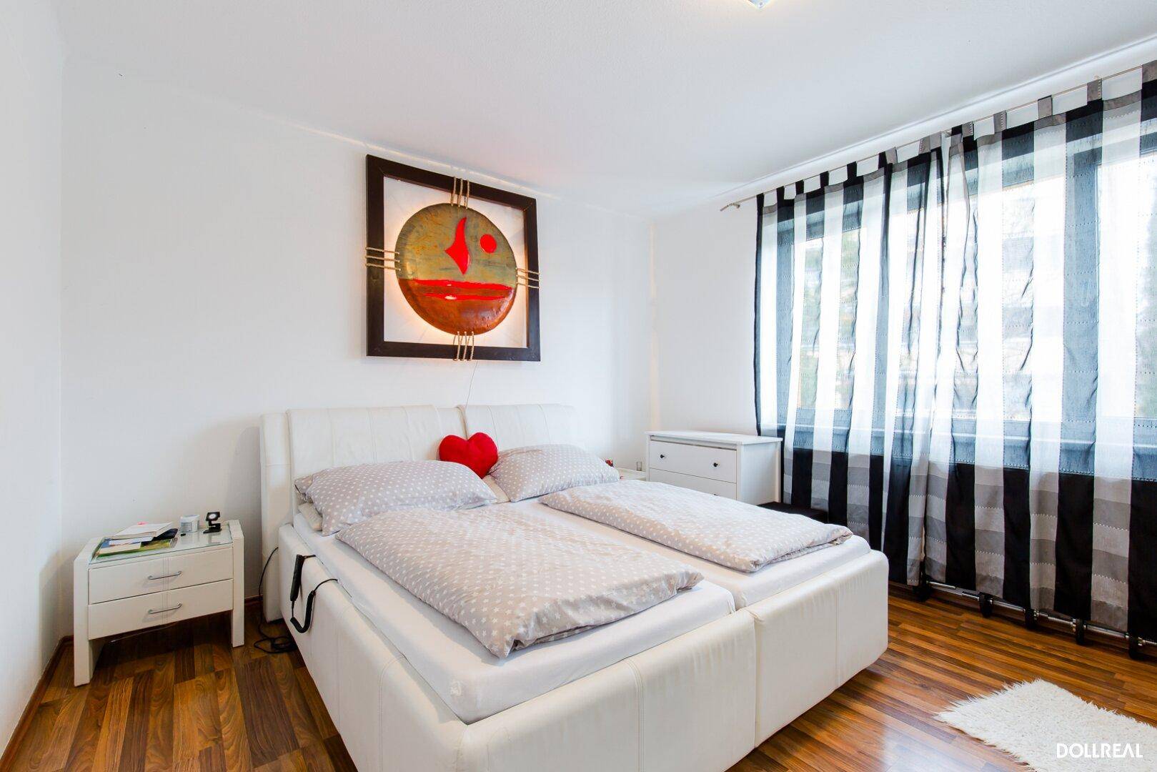großzügiges Schlafzimmer, Morgensonne