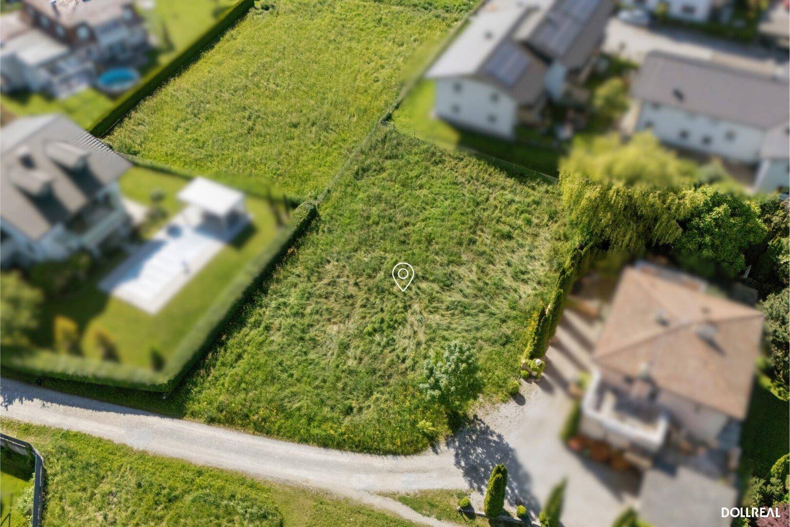Detailansicht des Baugrundstücks von oben, umgeben von weiteren Wohngrundstücken.