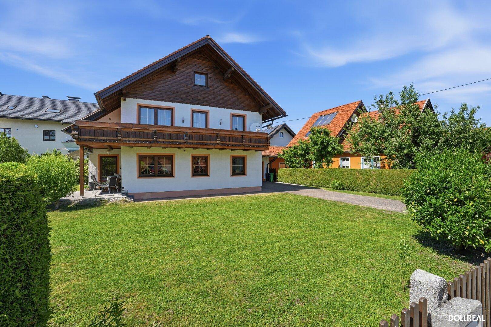 Großzügiger Gartenbereich mit Rasenfläche neben dem Haus und Blick auf die Nachbarschaft.