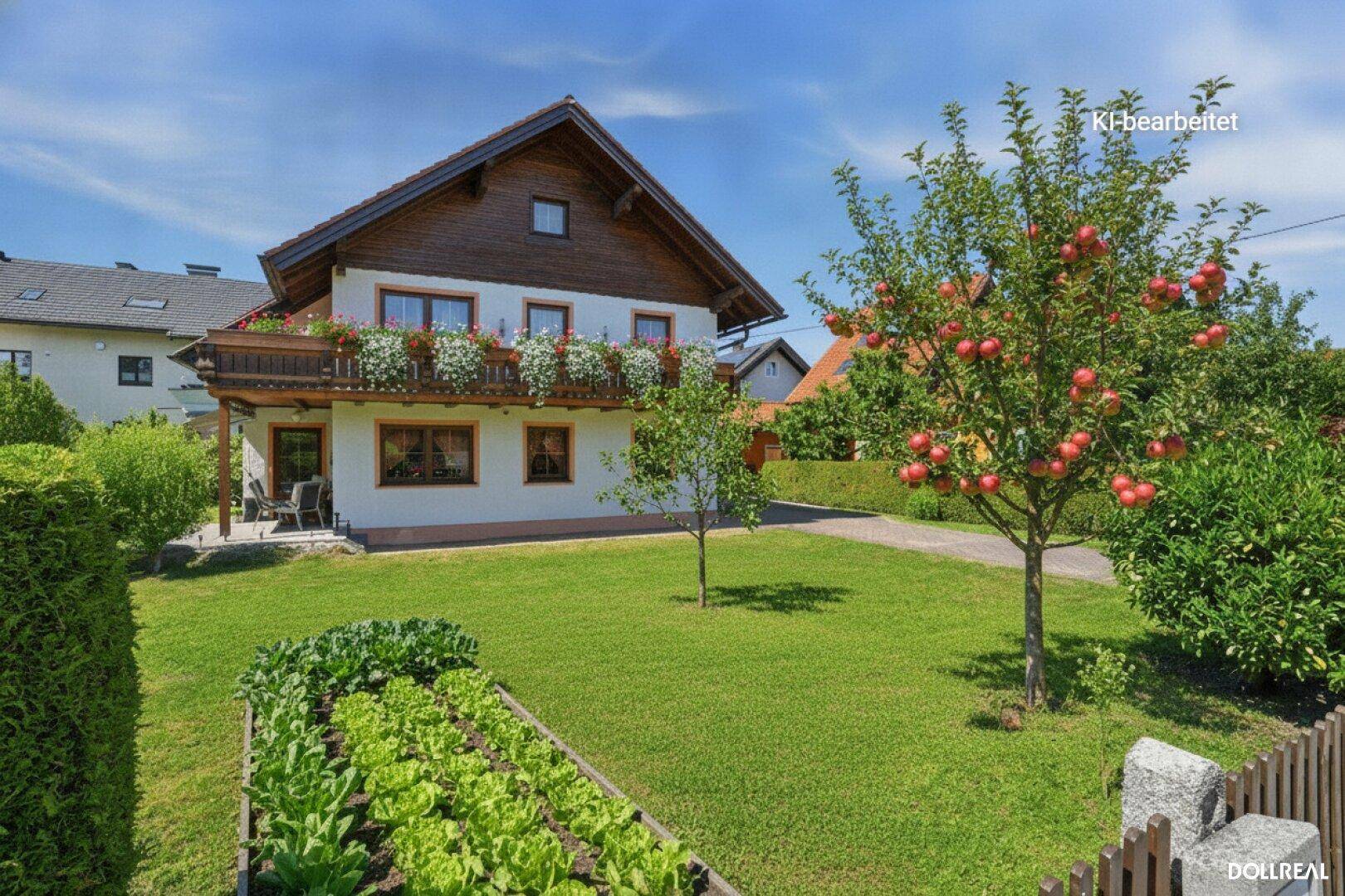Charmantes Einfamilienhaus mit gepflegtem Garten, Obstbäumen und Gemüsegarten unter blauem Himmel.