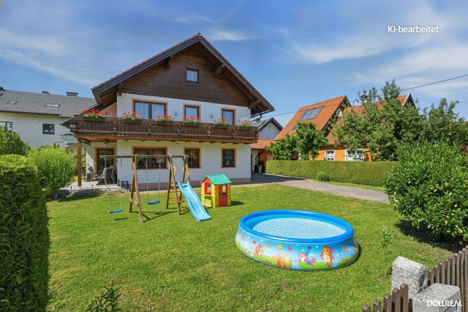 Familienfreundlicher Garten mit Spielplatz, Schaukeln und aufblasbarem Pool vor dem Haus.