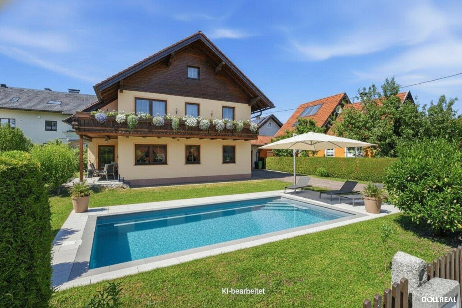 Moderner Garten mit eingelassenem Pool, Liegestühlen und Sonnenschirm für entspannte Stunden.