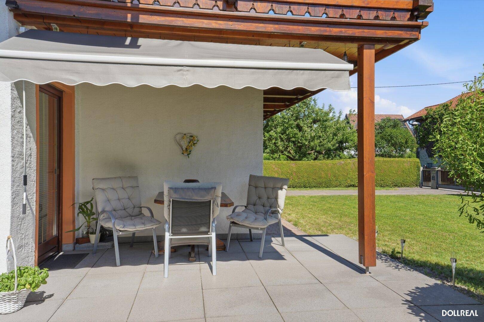 Gemütliche Terrasse mit Markise, teilweise überdacht.