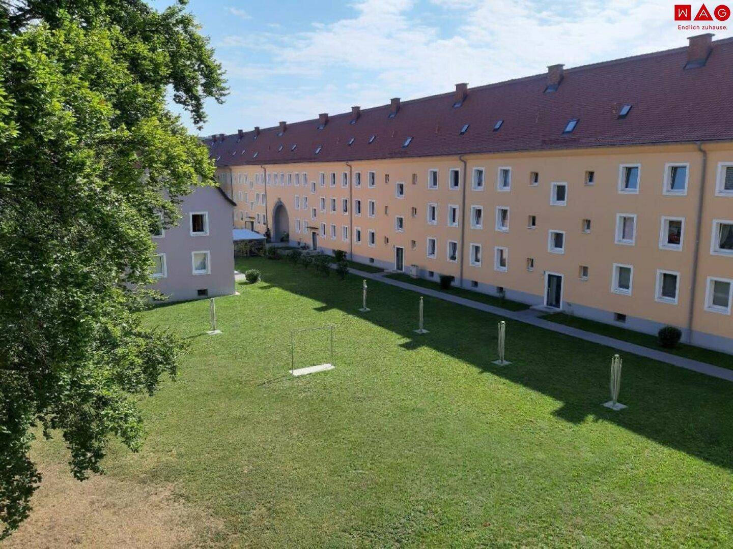aus dem Fenster blickend, hofseitig
