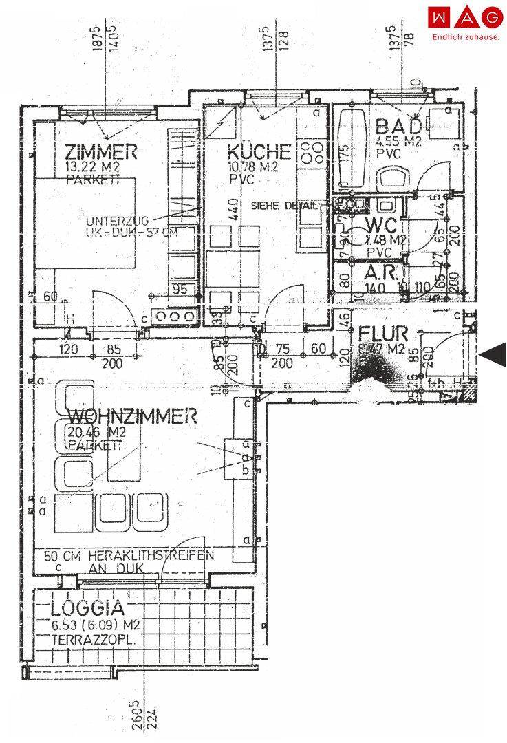 Detaillierter Grundriss einer Wohnung mit Wohnzimmer, Küche, Bad und Loggia.
