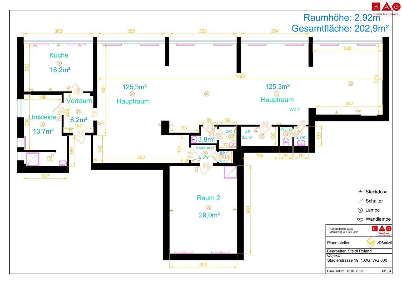 Grundrissplan mit mehreren Räumen, darunter eine Küche, Umkleide, Hauptbereiche und drei Toiletten.