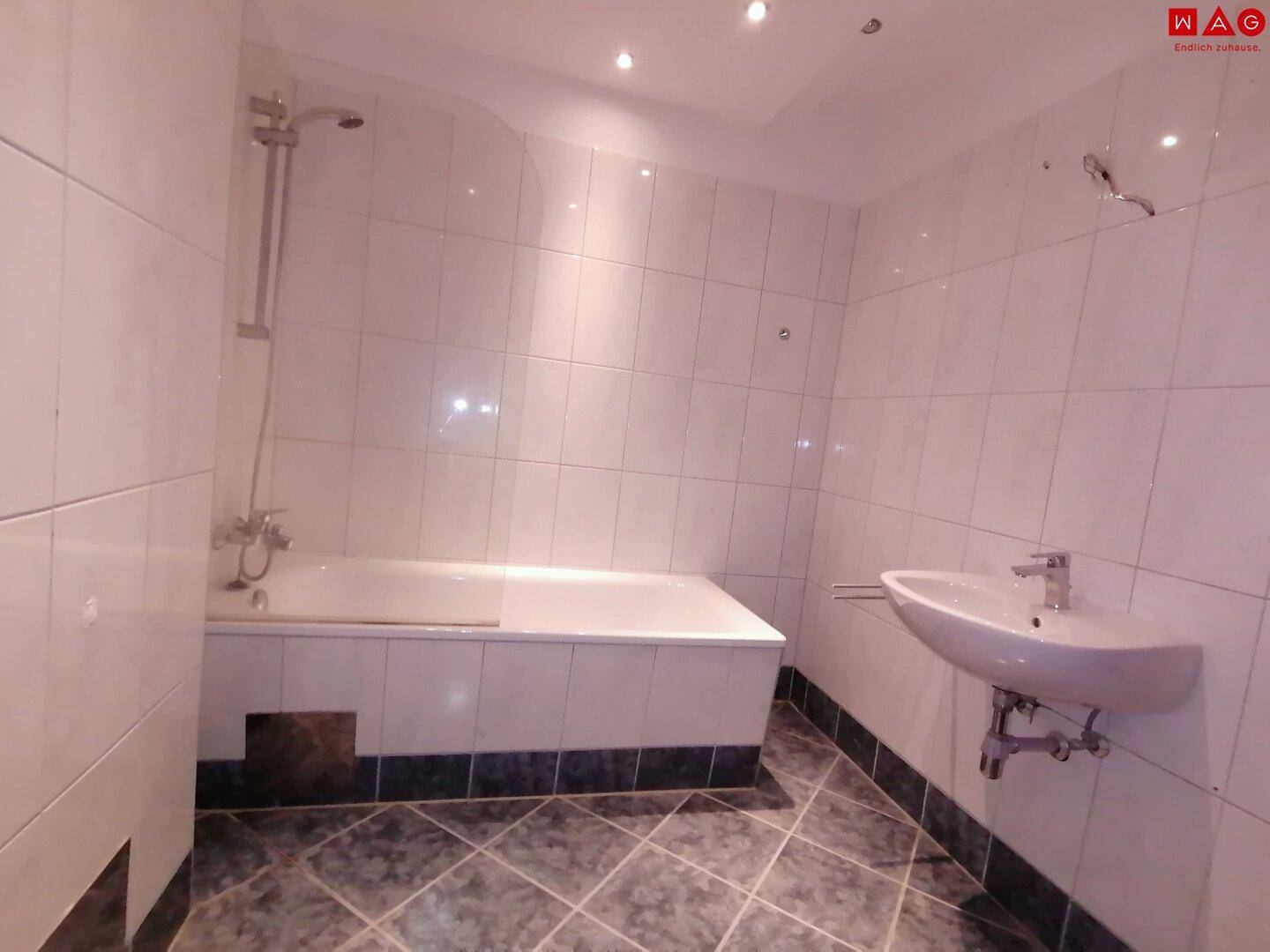 Badezimmer mit Badewanne