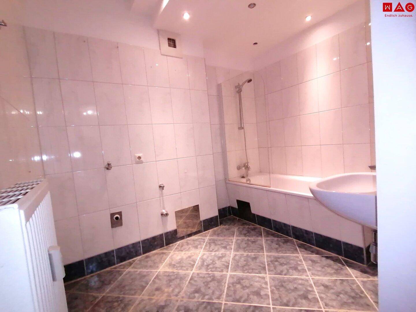 Badezimmer mit Badewanne