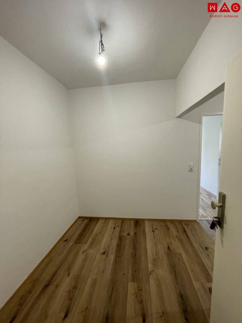 Kleiner, heller Raum mit Laminatboden, ideal als Abstellraum oder kleines Büro.