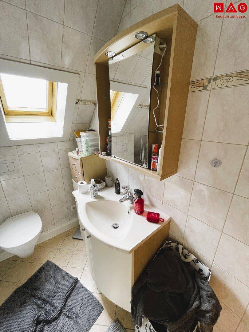 Badezimmer mit Dusche und Tageslichtfenster