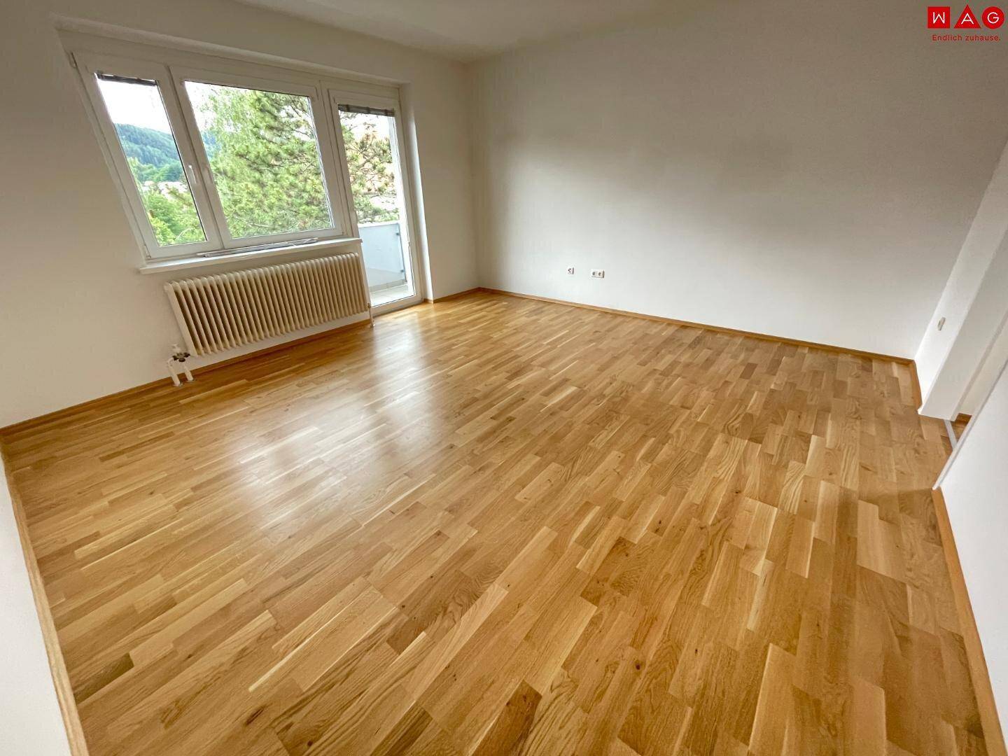 Wohnzimmer mit Balkon