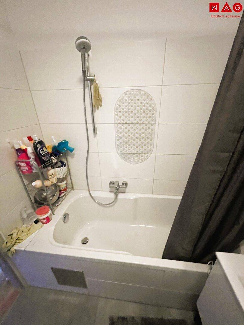 Badezimmer mit Badewanne und WC