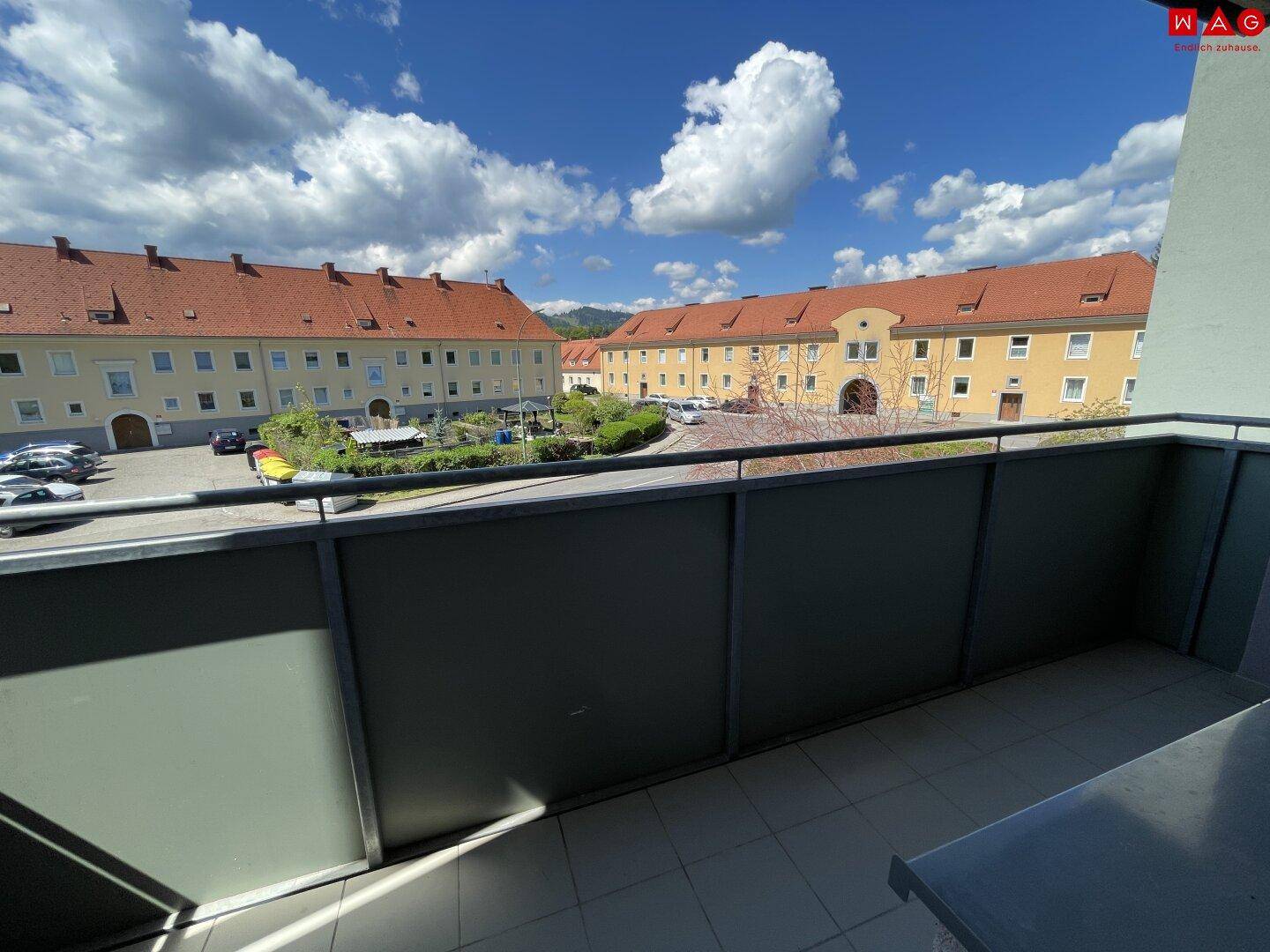 Licht durchflutete 3 Zimmerwohnung mit sonnigem Balkon! - Ansicht 2