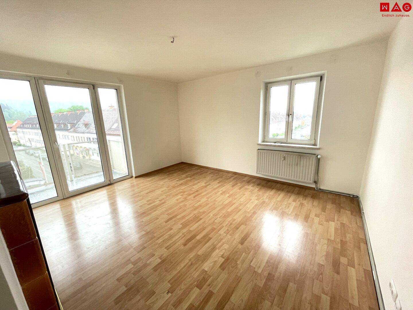 Wohnzimmer mit Balkon