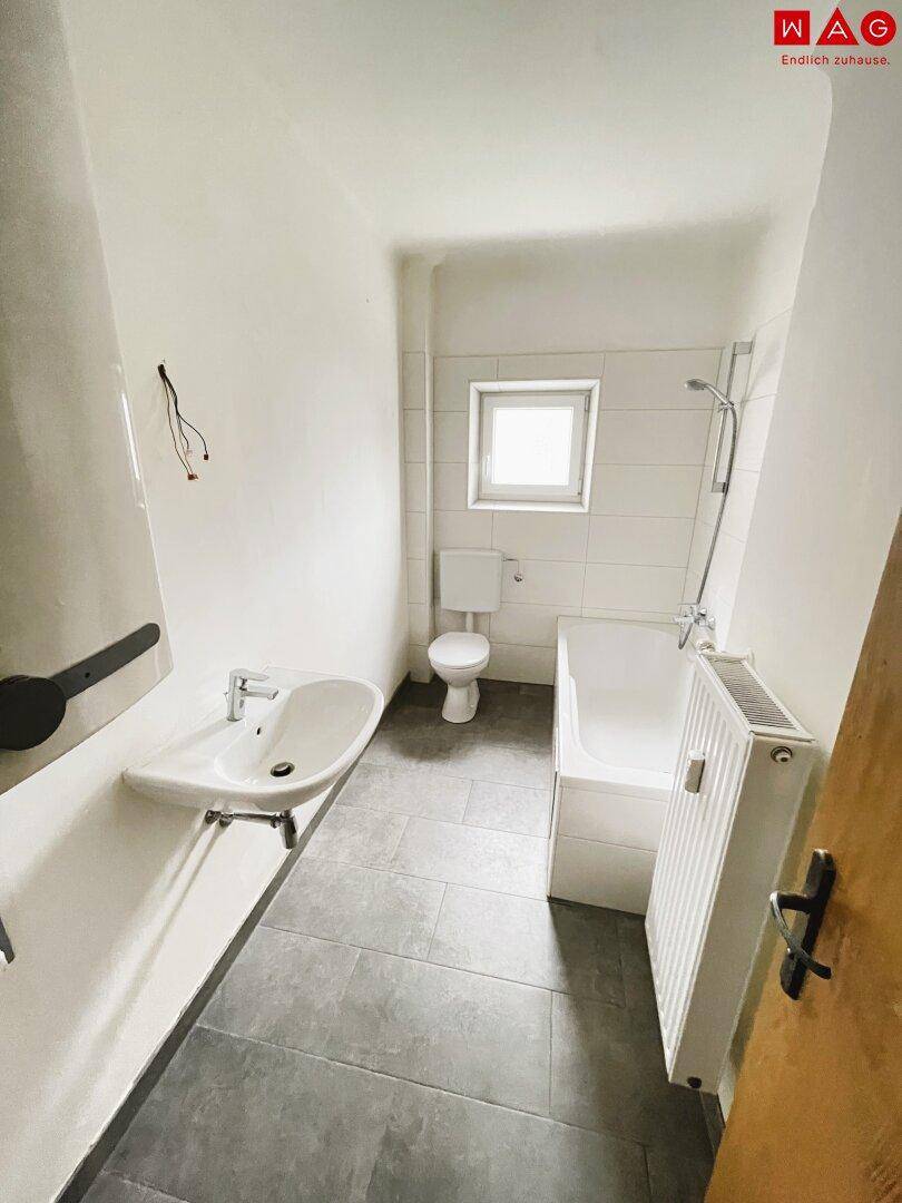 Badezimmer mit Badewanne und Tageslichtfenster