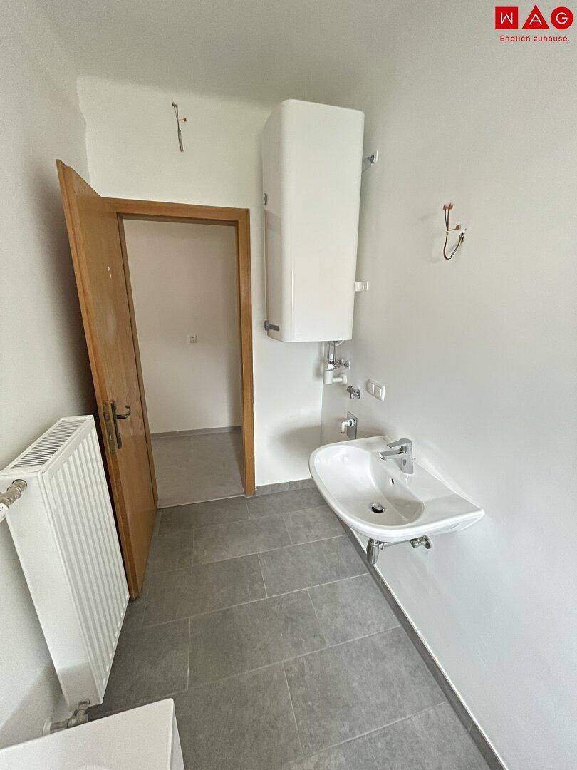 Badezimmer mit Badewanne und Tageslichtfenster