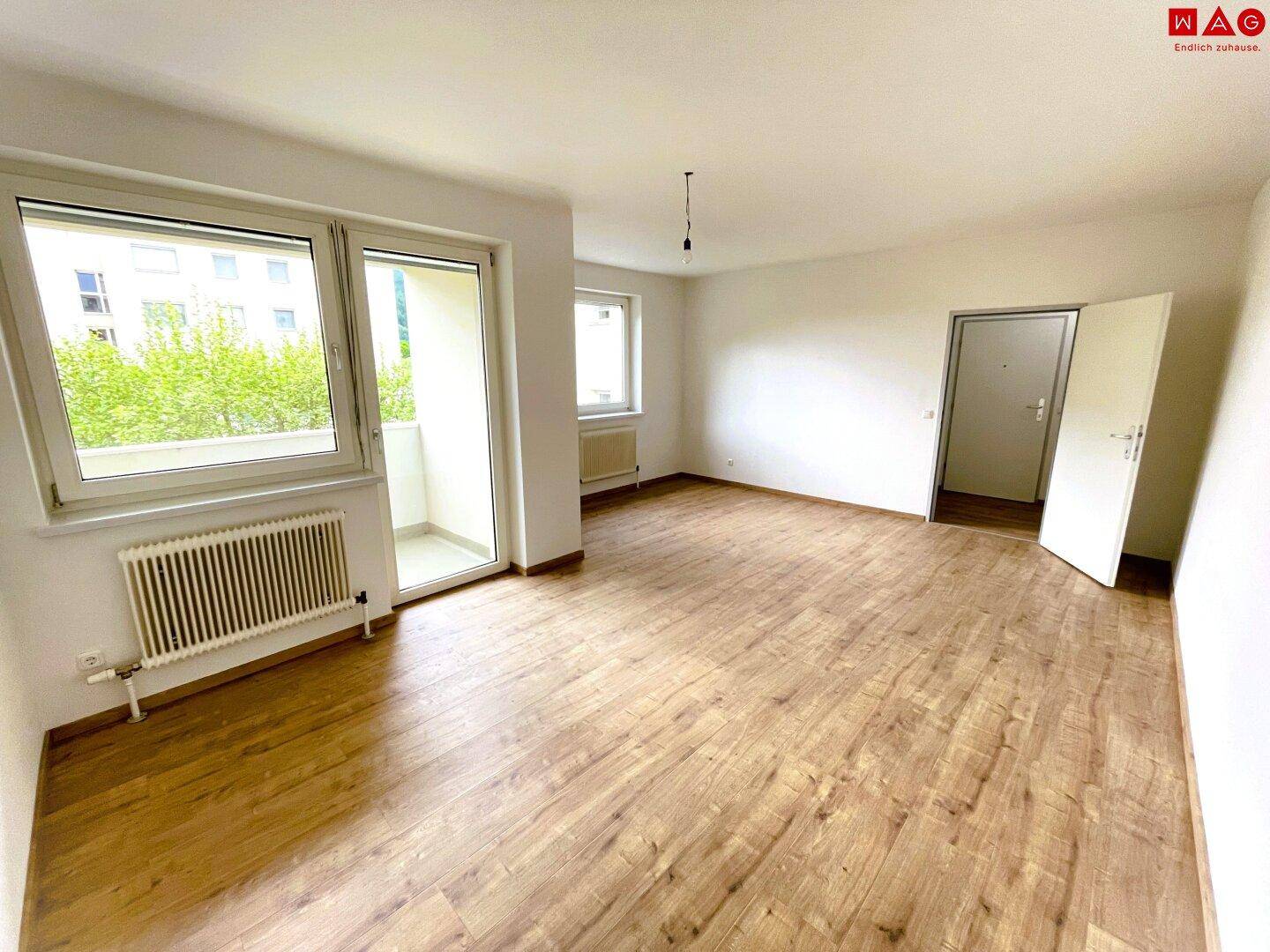 Wohnzimmer mit Essbereich und Loggia
