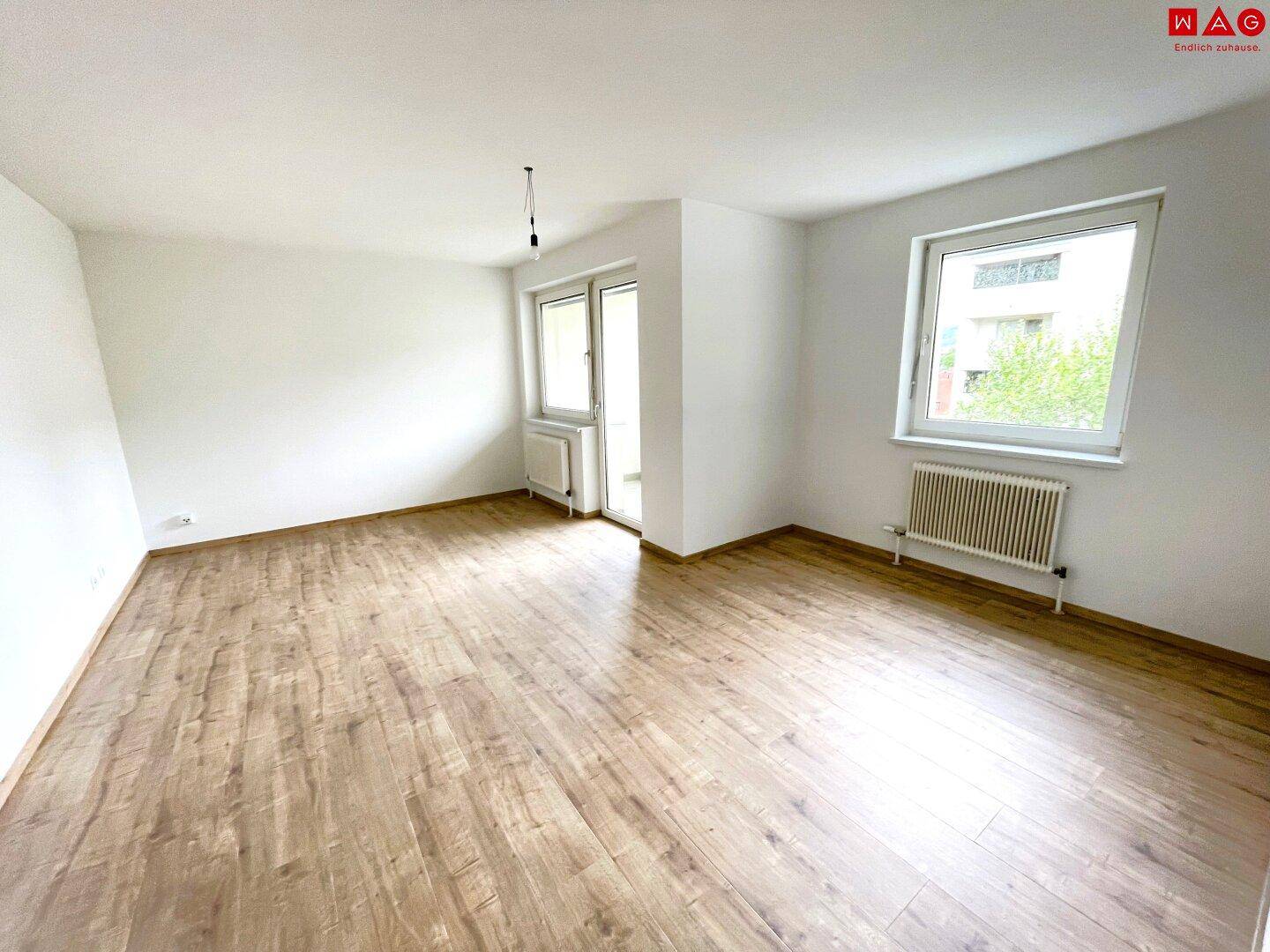 Wohnzimmer mit Essbereich und Loggia