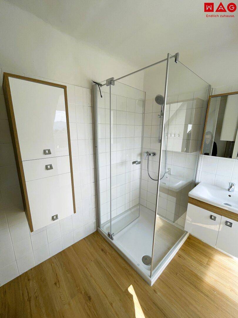 Badezimmer mit Dusche und Tageslichtfenster