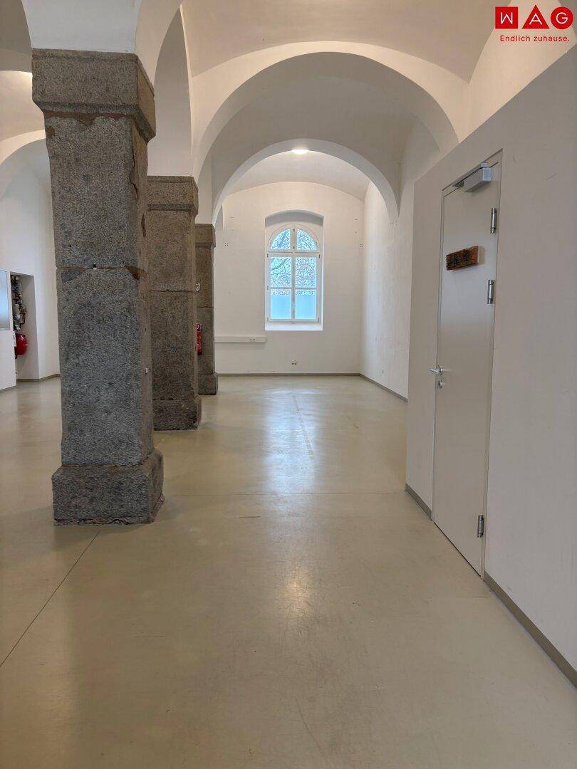 Gewerbefläche mit Gewölbe und Granitsäulen