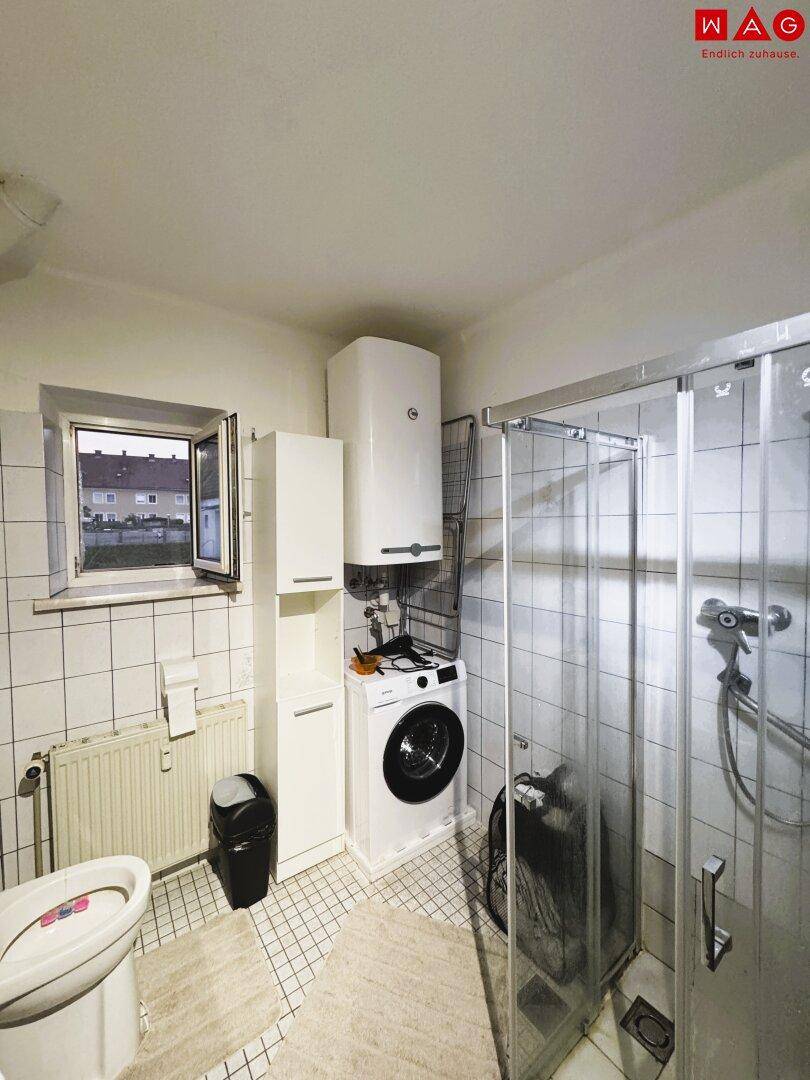 Badezimmer mit Dusche, WC und Tageslichtfenster