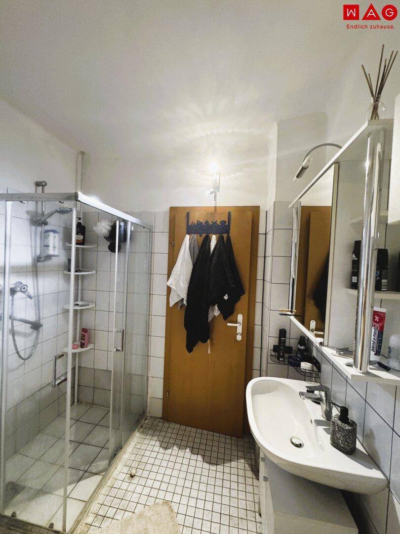 Badezimmer mit Dusche, WC und Tageslichtfenster