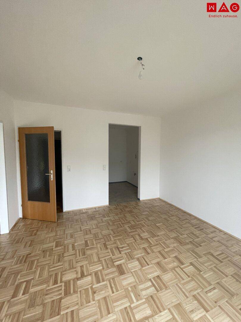 Blick vom Wohnzimmer zur Kochnische