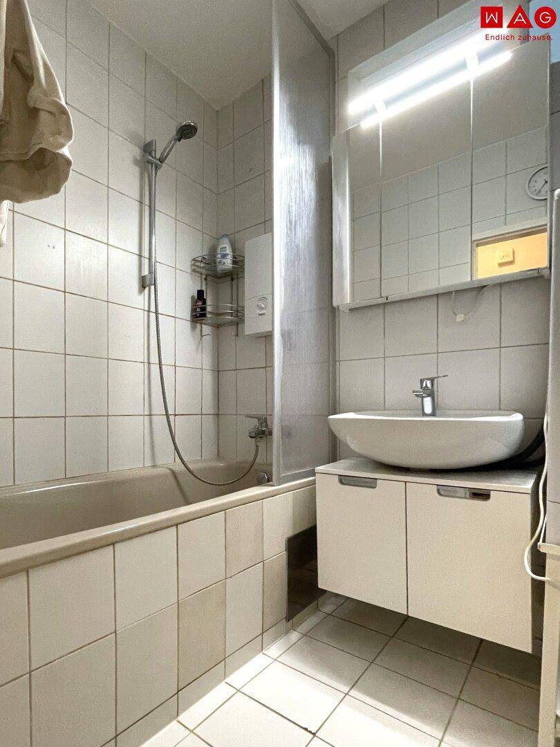 helles Badezimmer mit Badewanne