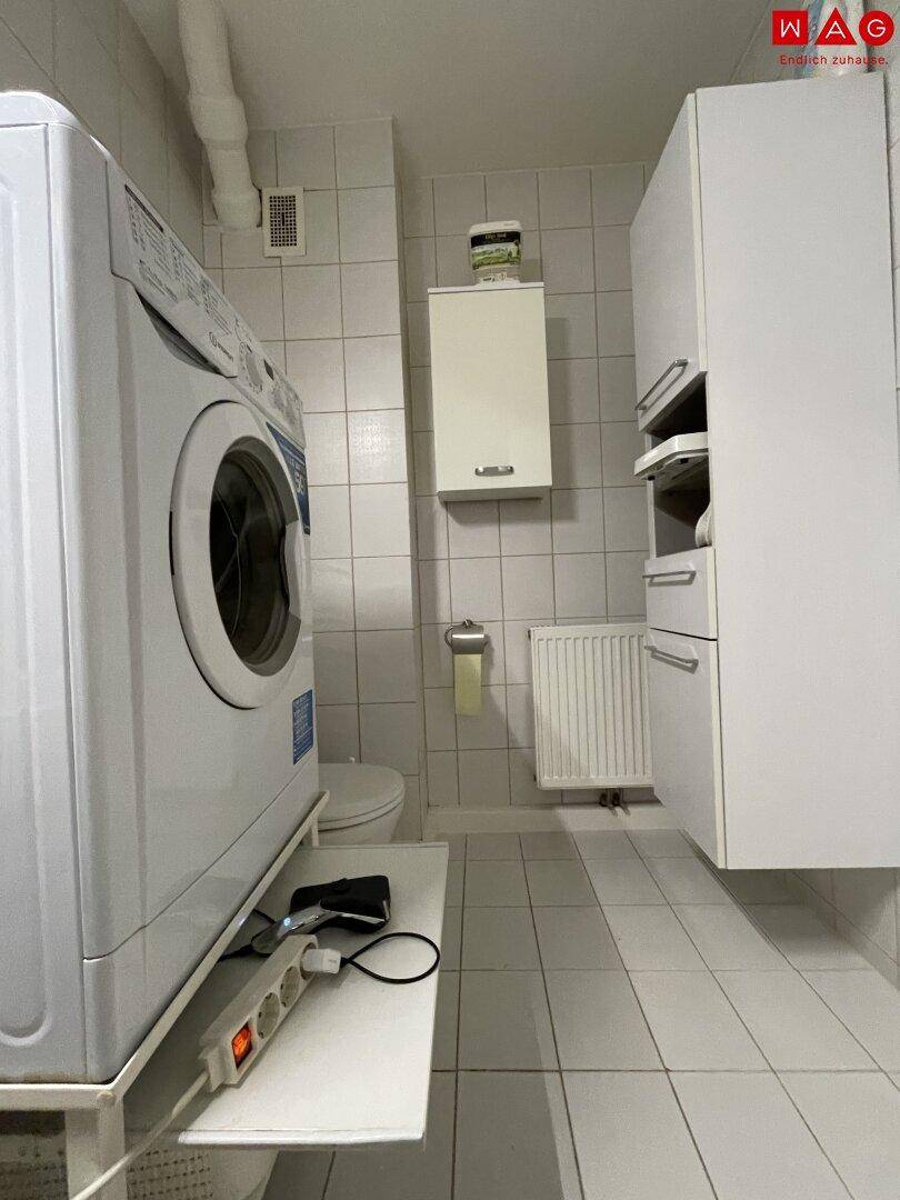 Badezimmer mit ausreichend Platz für eine Waschmaschine
