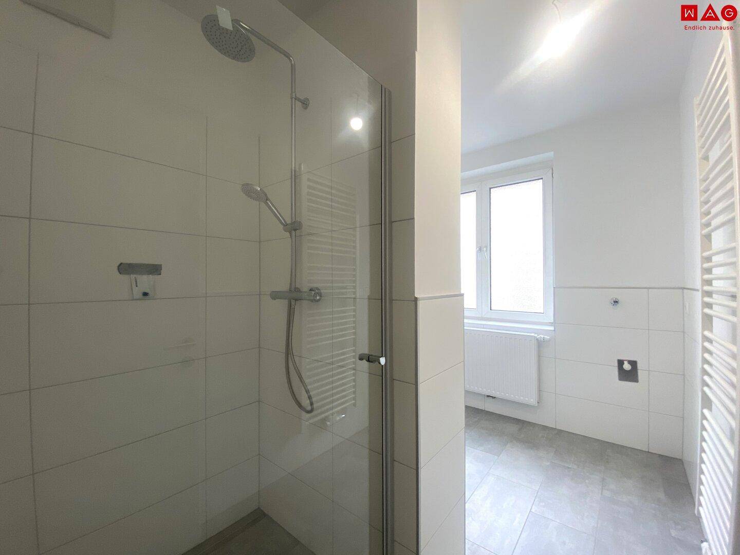 Badezimmer mit großer Dusche und Fenster