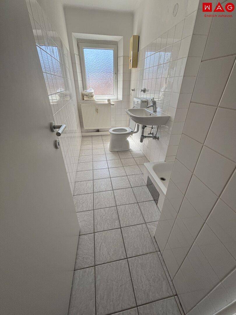 Badezimmer mit Fenster und Dusche