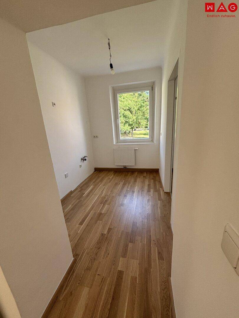 Küche mit Fenster, Blick ins Grüne