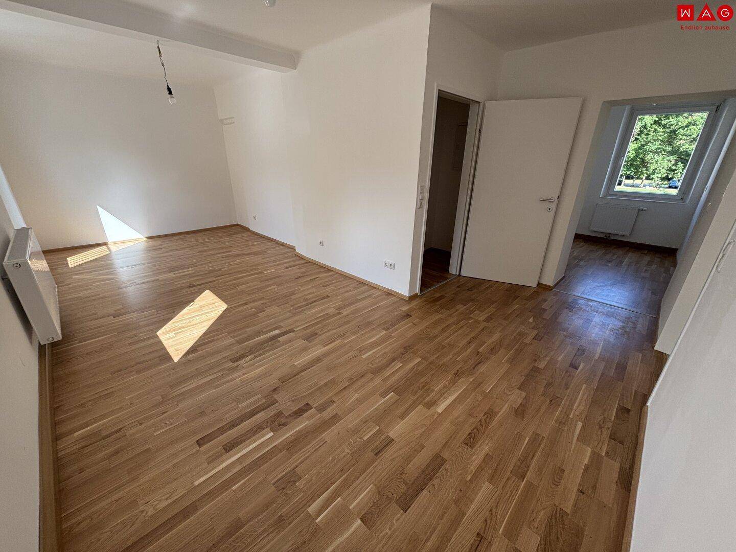 Wohnzimmer, Fenster ins Grüne