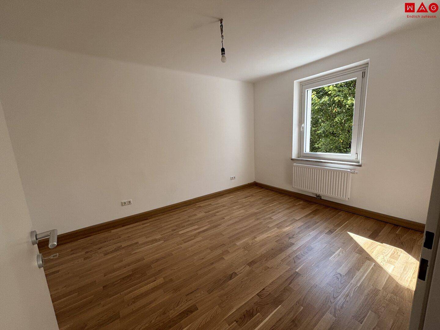 Schlafzimmer, Fenster mit Blick ins Grüne