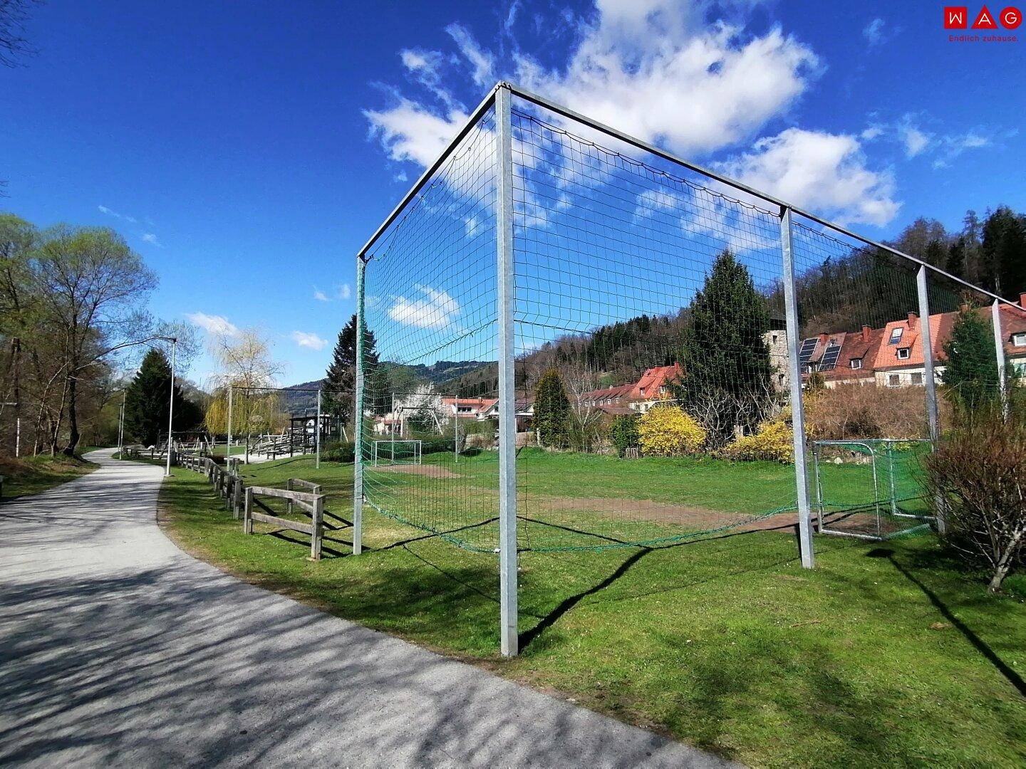Spielplatzanlage mit Radweg am Murufer