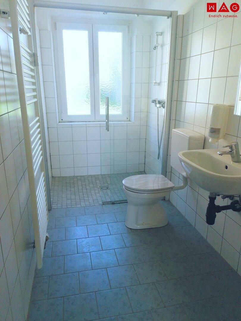 Badezimmer mit Dusche und Tageslichtfenster