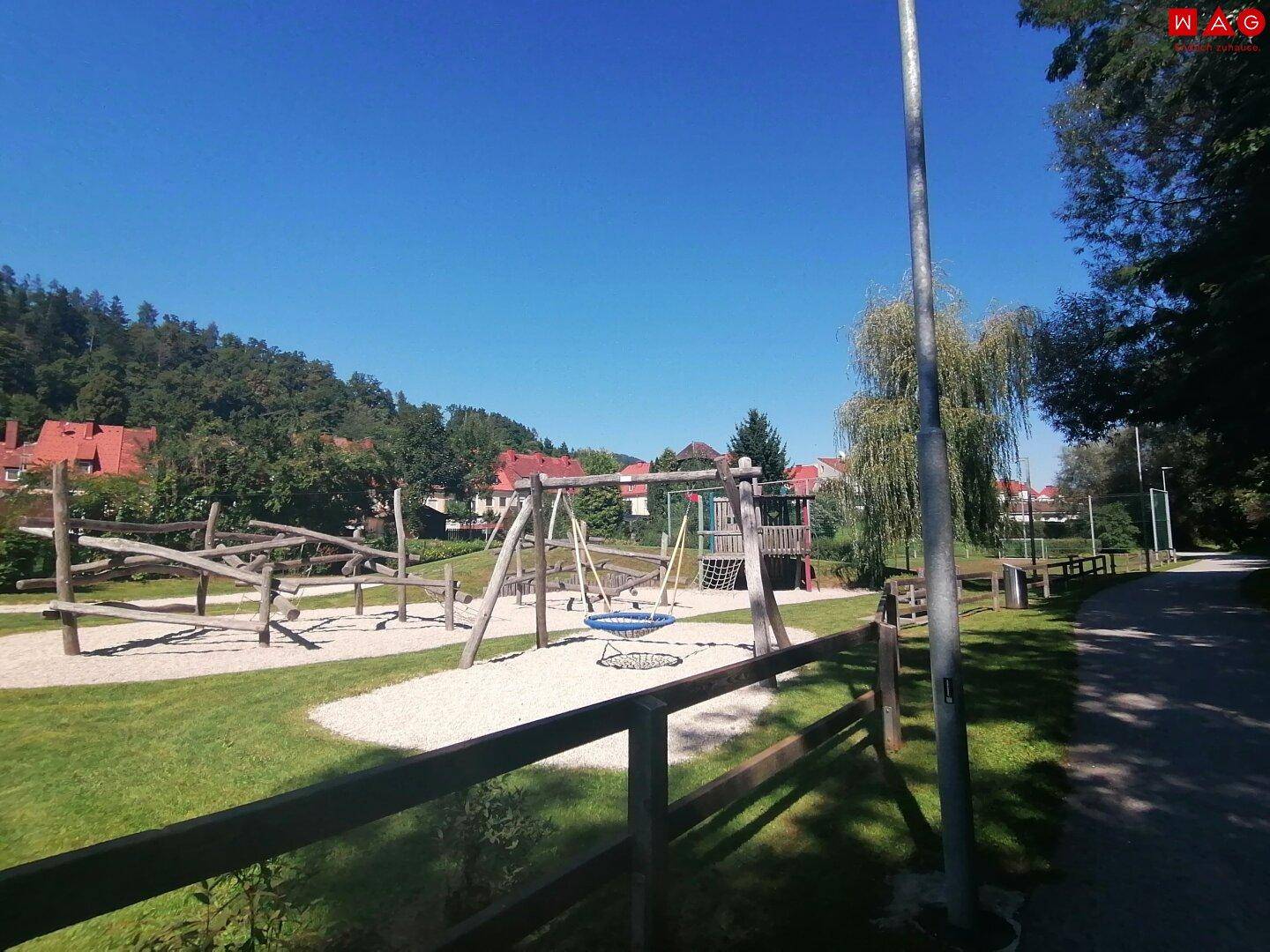 Spielplatzanlage mit Radweg am Murufer