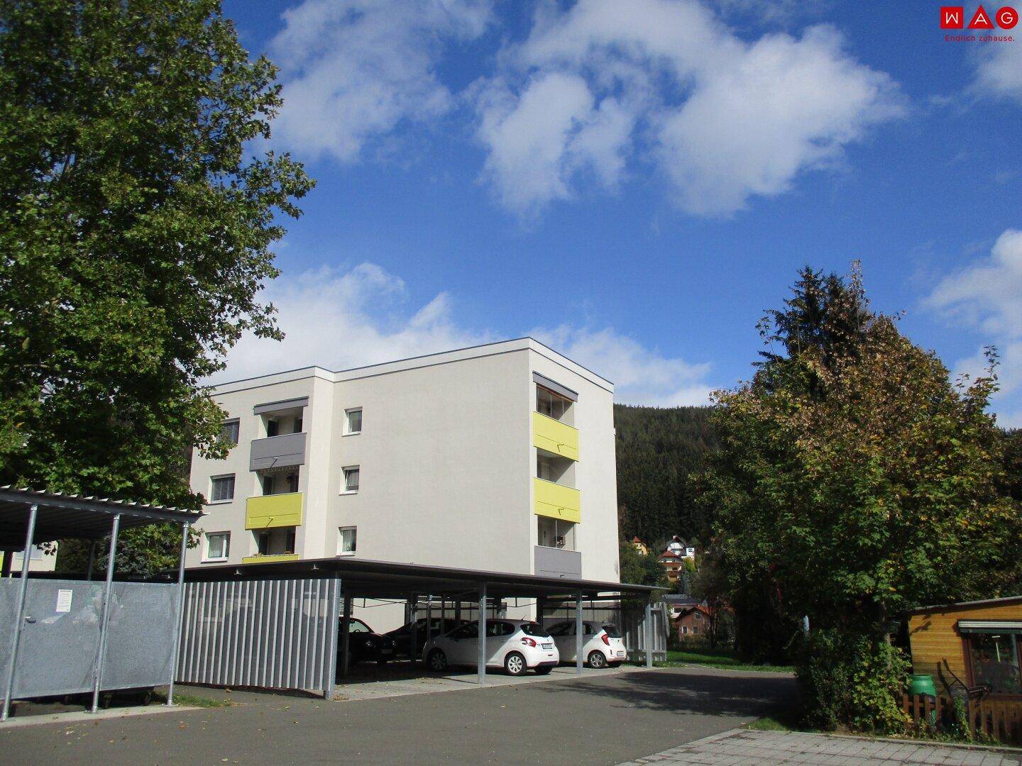 Gebäudeansicht Zufahrt/Carports