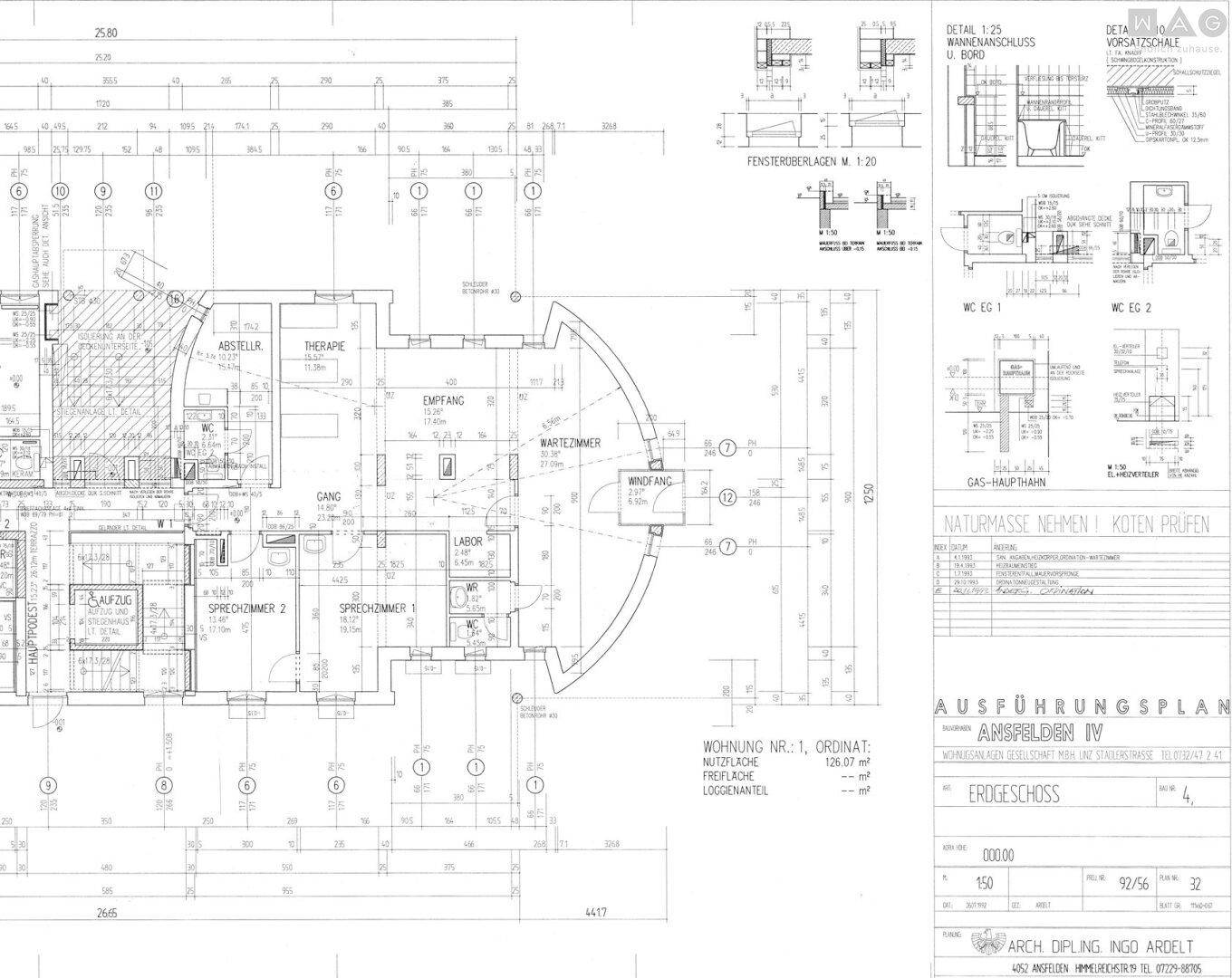 Detaillierter Grundriss des Erdgeschosses mit Empfang, Wartezimmer, Therapieräumen und Aufzug.
