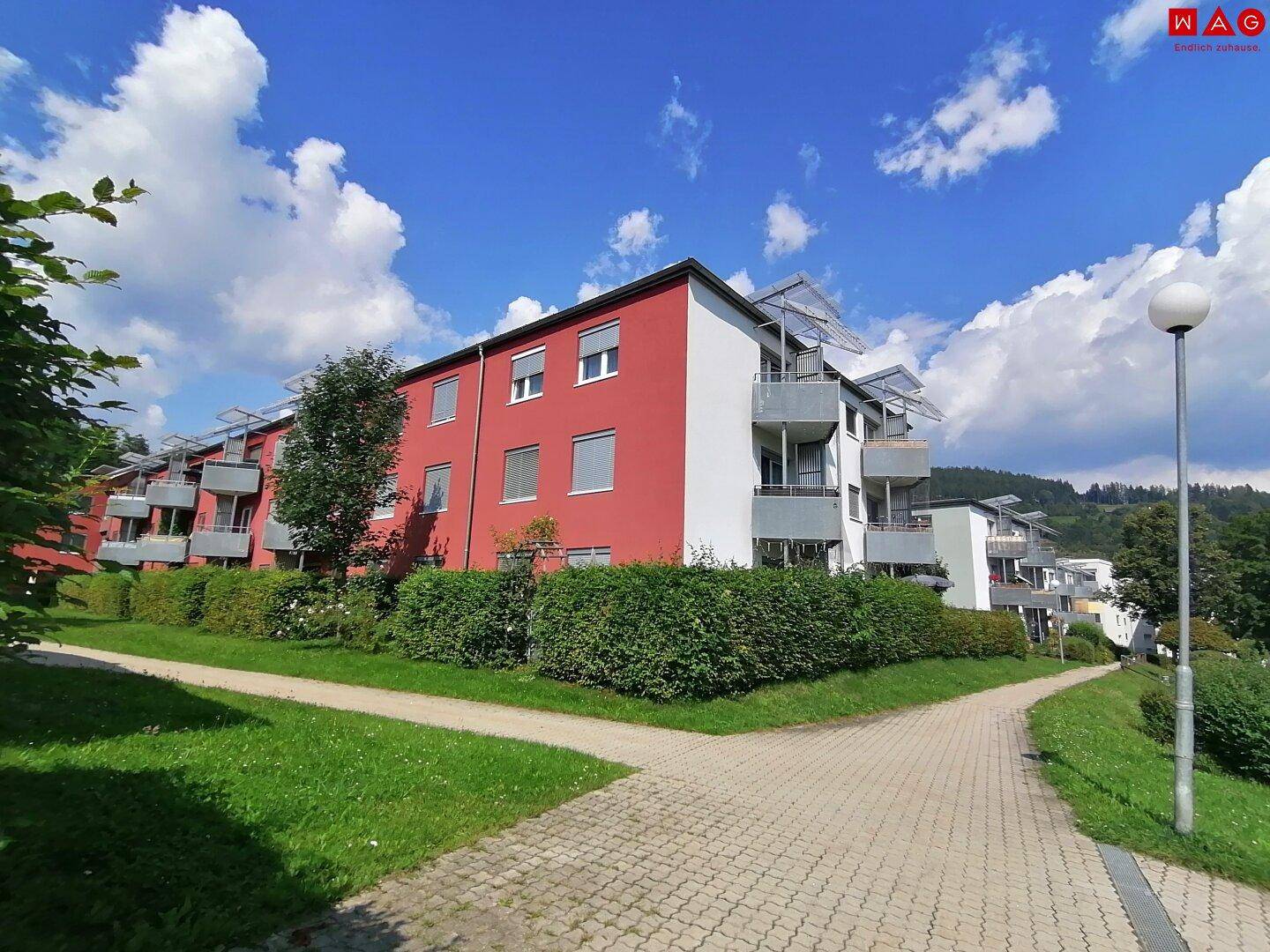 Gebäudeansicht mit Balkon