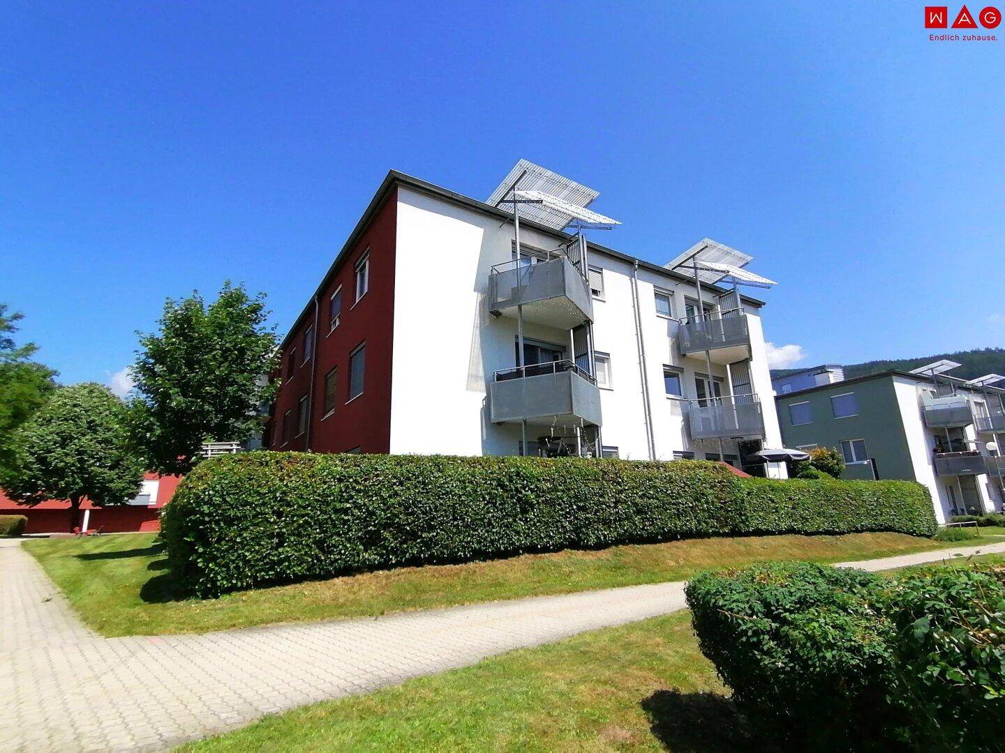 Gebäudeansicht mit Balkon